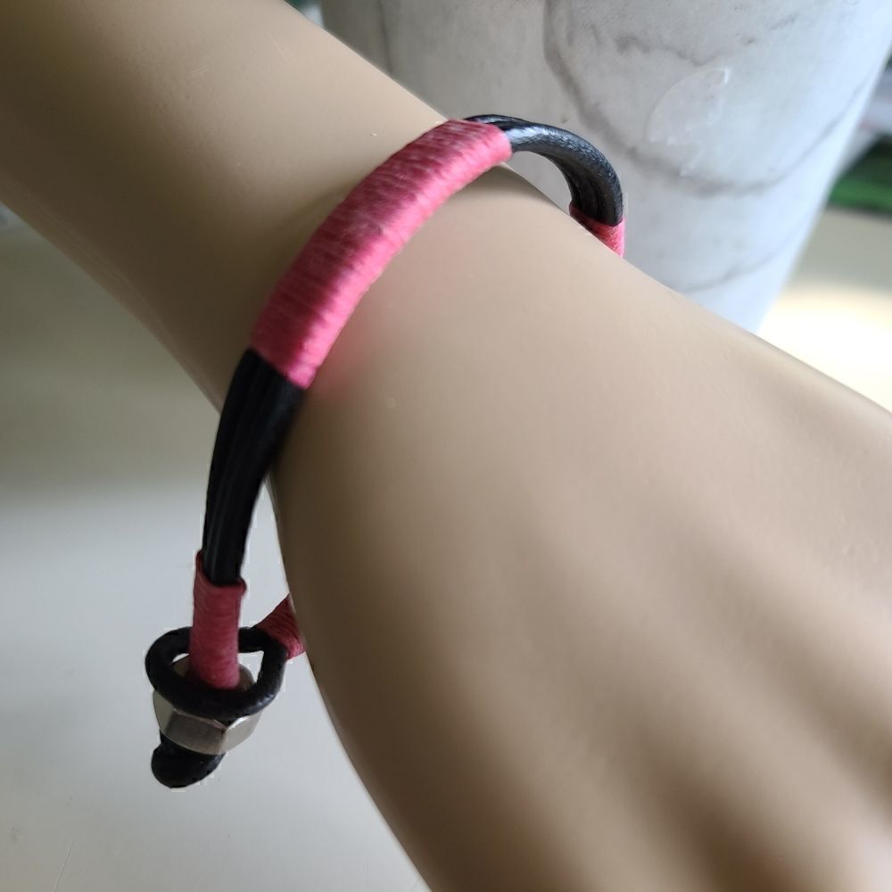 LeatherĀ HandcraftedāBraceletāBlackā&āPinkā7.5